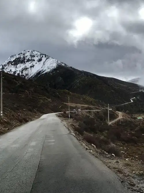 行驶在214国道,穿越在青藏高原的绝壁边缘上翻山越岭.