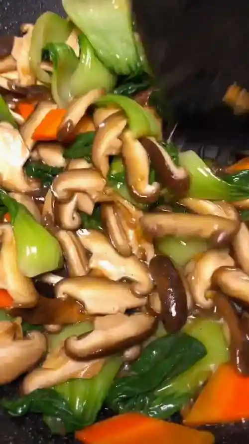 香菇胡萝卜炒油菜制作完成,简单有营养,你喜欢吗?