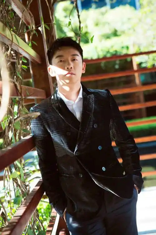 为家变身综艺劳模,郑恺胡渣变身沧桑大叔,网友惊呼:快认不出了_苗苗