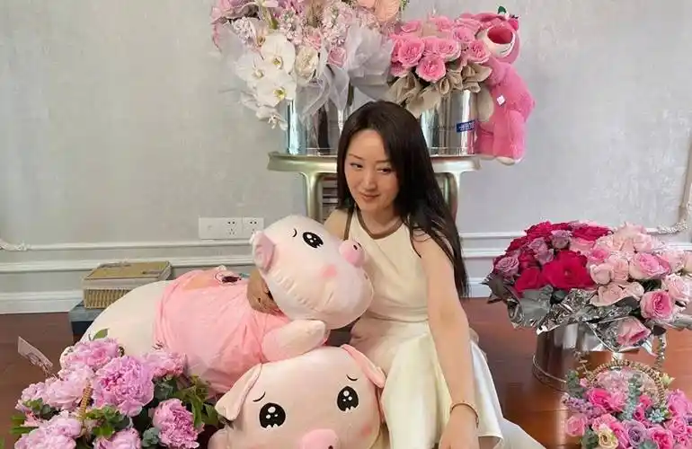 杨钰莹晒出52岁生日照片,身穿白色无袖连衣裙,清新优雅,非常减龄!