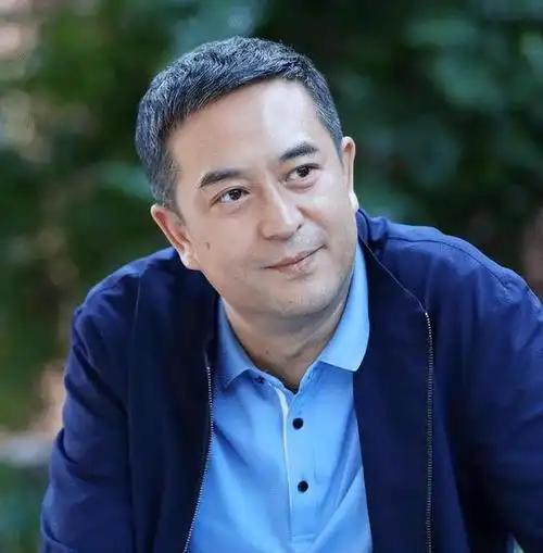 张嘉译最新照片曝光,头发斑白,弓腰驼背,病痛让他须倚人搀扶!