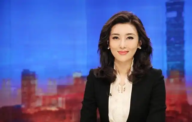 李红与央视主持人鲁健共同主持中央电视台中文国际频道开播20周年晚会