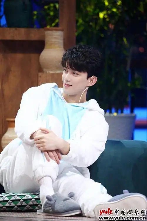 重现杨平舞剑却遭"水雾卸妆" 吴磊《王牌对王牌》反差魅力笑点十足