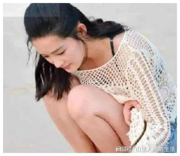 李沁的身材有多撩看她蹲在沙滩上的样子网友太美