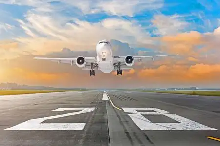 飞机飞行 deperture 着陆速度运动在晚上在一个明亮的红色日落的跑道