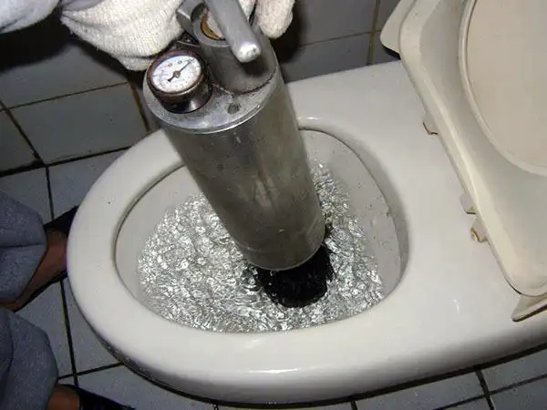 坐式马桶堵了不下水怎么办马桶堵了屎和水满满的马桶被大便堵了小妙招