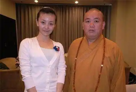 少林寺"最牛"方丈,身穿16万袈裟,被质疑用门票钱购2000万豪宅_寺庙