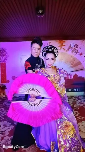 转载东北三省著名的美女二人转唱将七岁红兜兜沈鸿飞谭娟专场演出将于