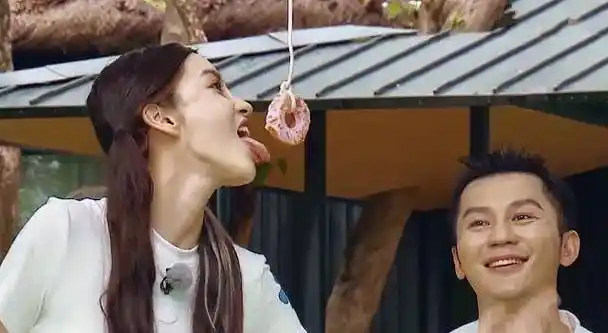 baby玩游戏摔倒,蔡徐坤无动于衷,李晨的举动是对妹妹的尊重_反应_任务