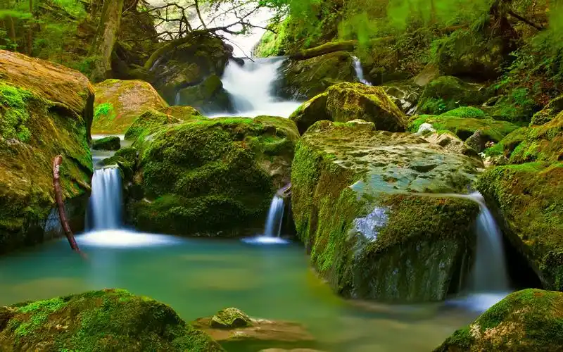 瀑布与溪流 壁纸