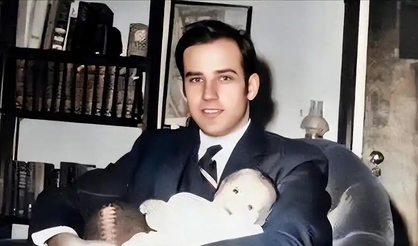 拜登世人嘲讽他口吃痴呆却不知他平民出身三次竞选总统终圆梦