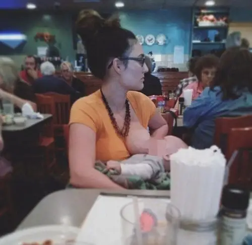 为了孩子显示母爱哺乳照闪亮登场