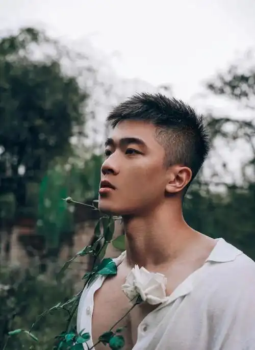 长相小奶狗身材小狼狗的寸头型男不就是理想中的男友么