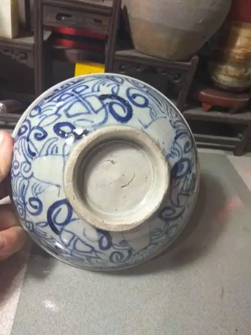 清末民国青花碗,上面图案为三个喜字连枝花,保真保老,很是漂亮!