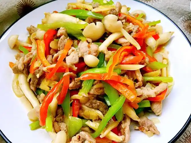 p>白玉溜肉是一道日常小炒,主料是里脊肉和白玉菇,肉质鲜嫩,成莱色泽