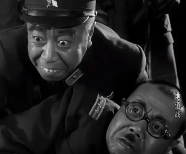 要瞪出来了,附和得比山田还凶狠,还顺便帮山田补白:山田中枪,倒地大怒