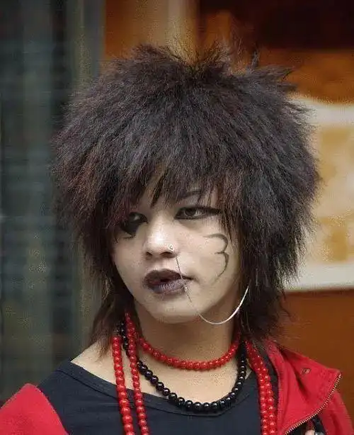 11岁成葬爱家族创始人,后因太帅被富婆看中,如今他怎样了?