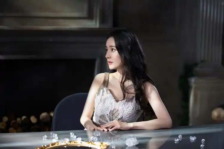 这个虎纹露背长裙真的太绝了!|杨幂|时尚芭莎_新浪新闻