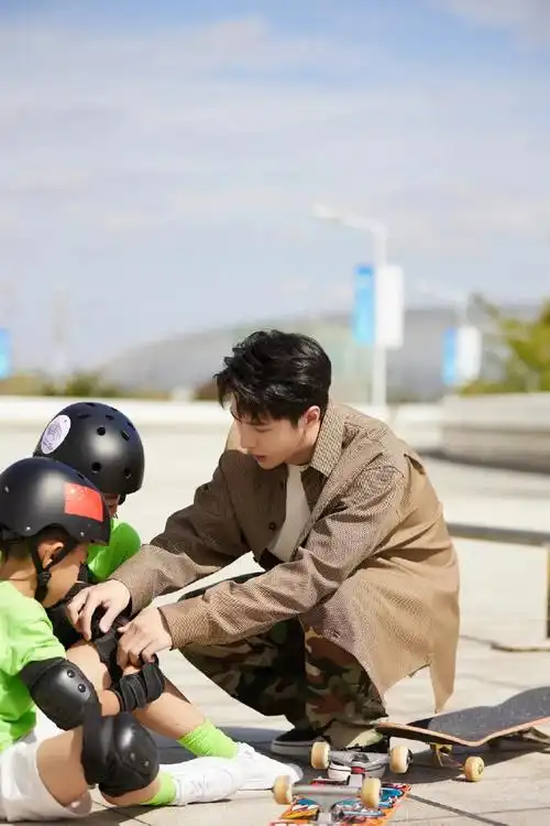 王一博终于玩滑板了##王一博演唱杭州亚运会主题曲燃