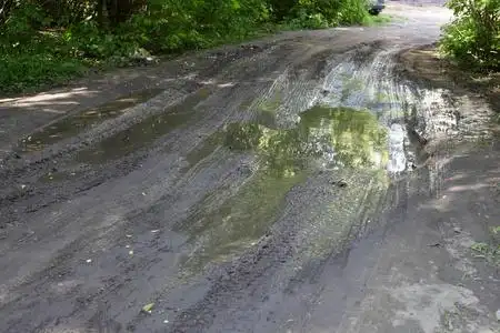 雨后泥泞的水坑里路照片