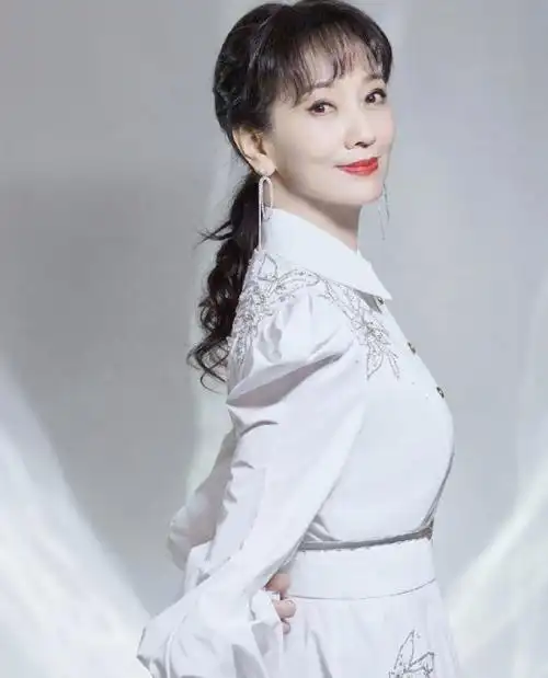 67岁赵雅芝近照曝光身姿优雅仙气十足网友赞从年轻美到老