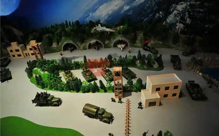 并增加了小瓷块,用来代表军队和武器,丰富了沙盘模型的内容,并将其