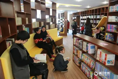 12月24日,市民在温岭市青少年宫自助图书馆阅览.