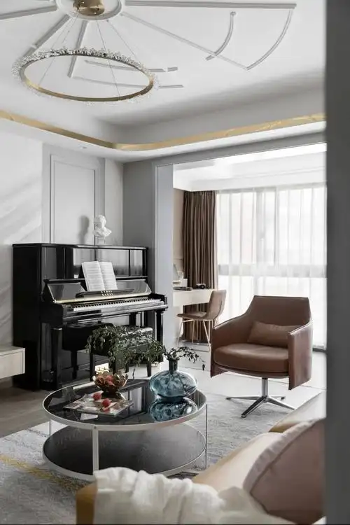 客厅靠近阳台的一角放置一架钢琴,增加客厅的艺术气质