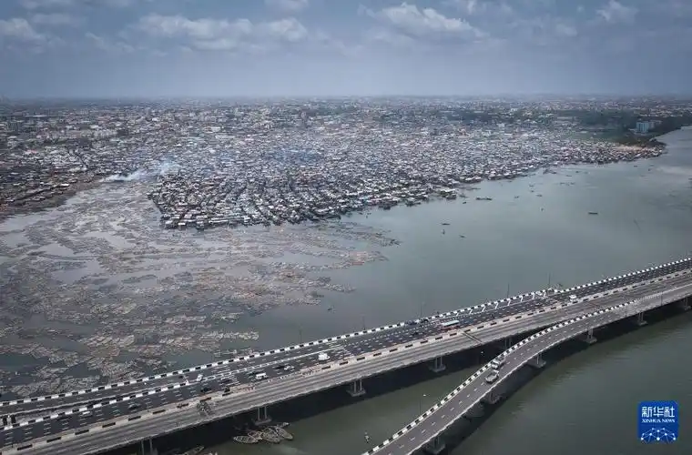 马科科贫民窟位于尼日利亚最大城市拉各斯,主要由在水上搭建的高脚