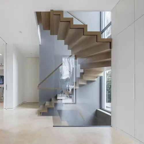 180度旋转楼梯 / 木质结构 / 栎木台阶 / 踏步踢板