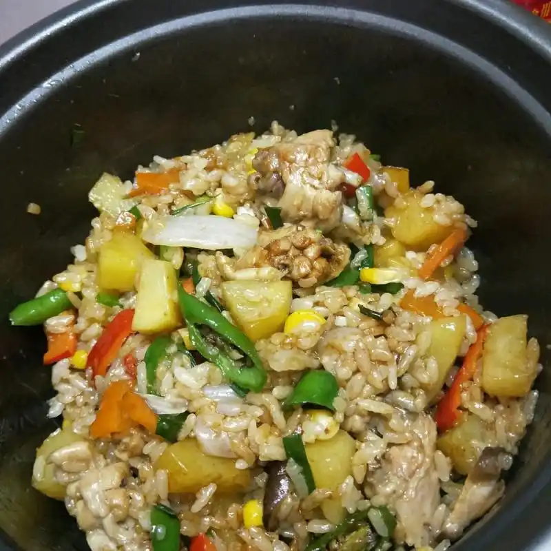 自己做的鸡翅土豆焖米饭,有点干锅饭的味道,比外面卖的还要好吃哦