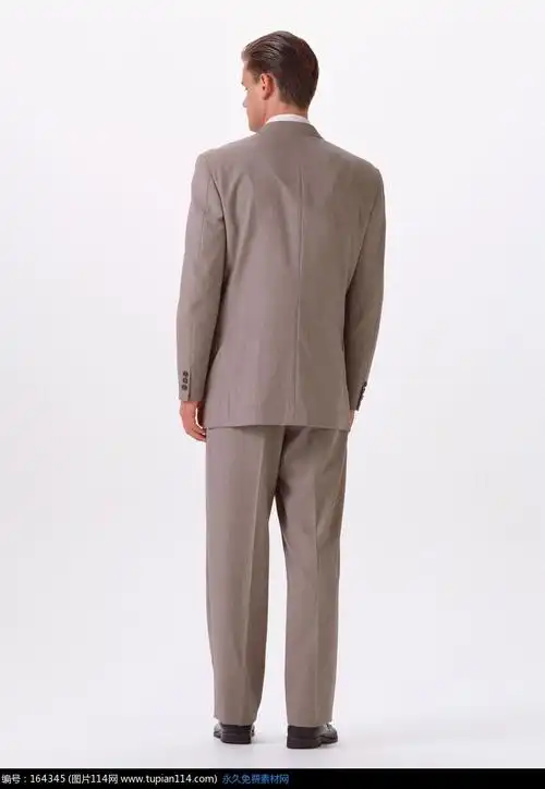 穿着卡其色西装的商务男士背部