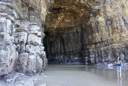 洞穴外面有两个洞口,里面很远之后,两洞相连.