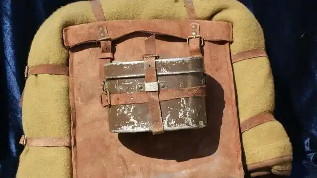 日本士兵每人都背着一个背包,有什么用?