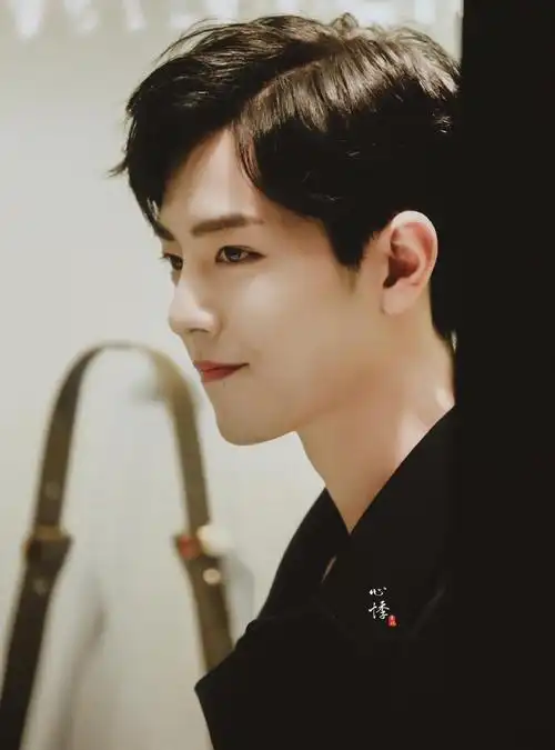 肖战再登《中国青年报》,肖战不轻易放弃的精神成为初中作文素材 钟