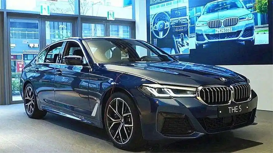 2021款宝马5系530i到店