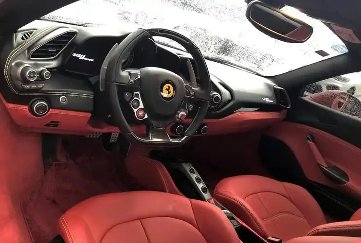 2015款法拉利488spider实拍它是法拉利最为经典的跑车