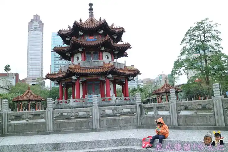 可攀岩可玩沙,一座溜滑梯创造百种游乐法～台北二二八和平纪念公园