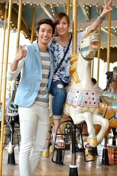 刘以豪玩大怒神玩到「腿软」,魏蔓吐槽:他竟然.在旁边看超有趣的!