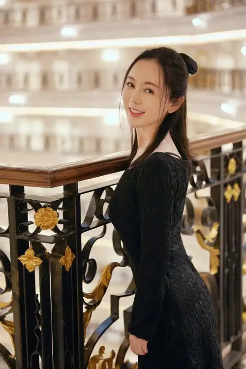 魏新雨立秋后新写真首曝光大长腿小蛮腰抢镜这美太让人羡慕了