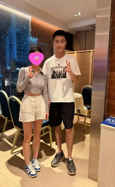 何猷君香港被偶遇与女粉丝合照身材高大如180嘴唇苍白引担忧