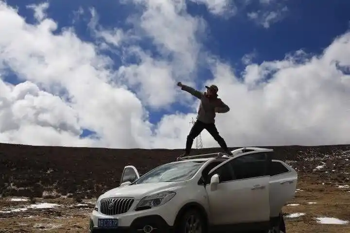 照片曝光的那么好,而给我拍的却是这效果,怎么看都像是影子站在车顶呢