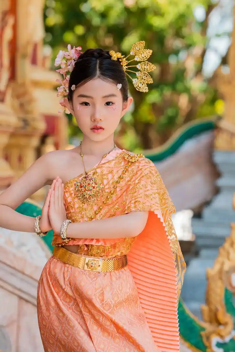 普吉岛超可爱的泰国小公主.普吉岛泰服写真 查龙寺泰服 #普吉