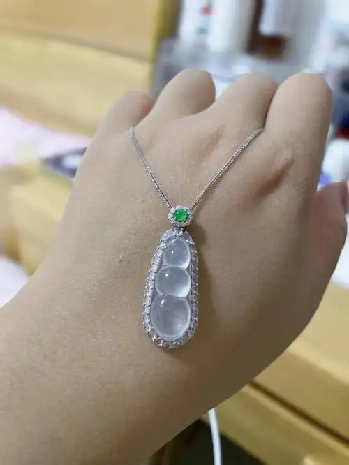围镶翡翠白冰豆子吊坠