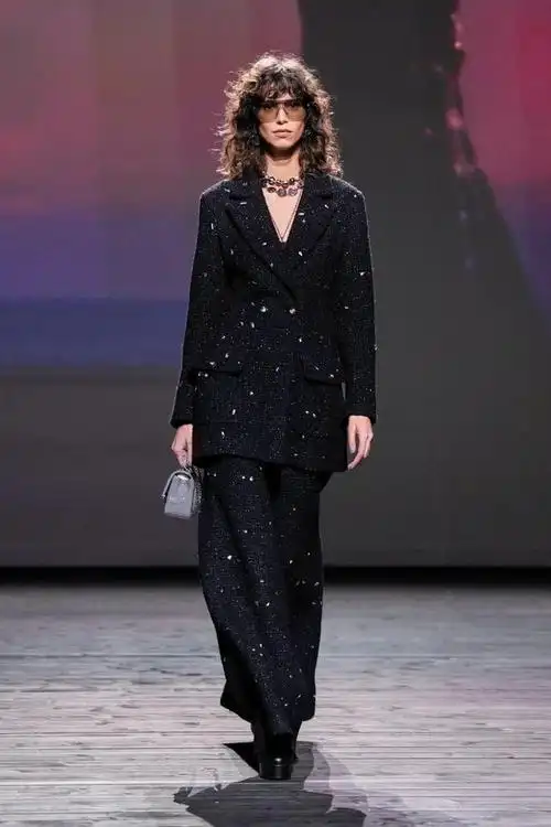 巴黎时装周|回顾别具一格的女性精神|女装|裤装|罗意威|华伦天奴