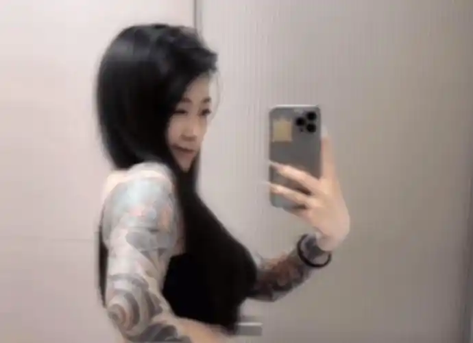 笑爆了!28 岁机车女网红三毛子去世,满身刺青太显眼,儿子才两岁多