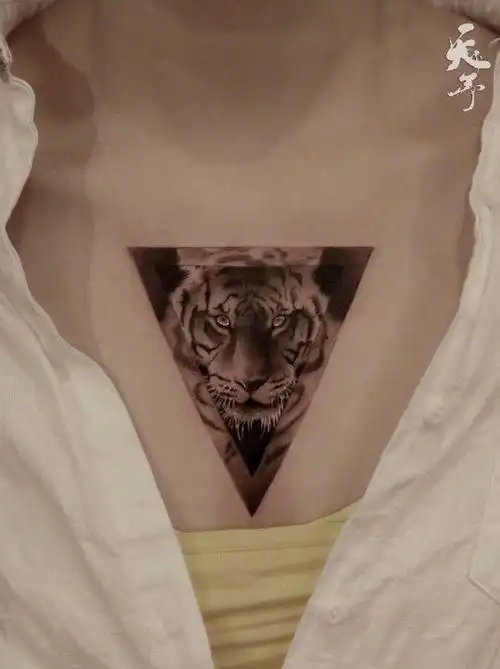 老虎纹身图片_胸部欧美写实几何老虎素描纹身图案