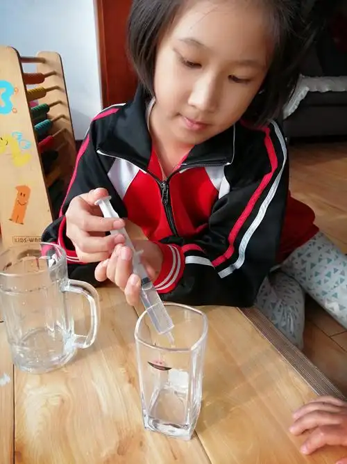 在一个玻璃杯里放入10ml水