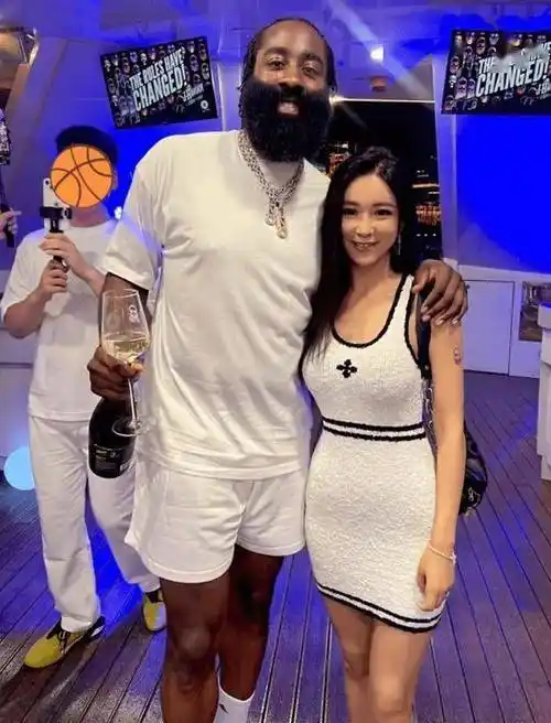 哈登将和老搭档周玲安在抖音一起直播卖酒