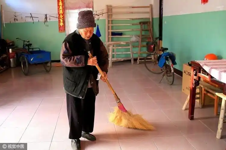 102岁老太长寿有"秘诀":爱喝茶 每天梳头上百次